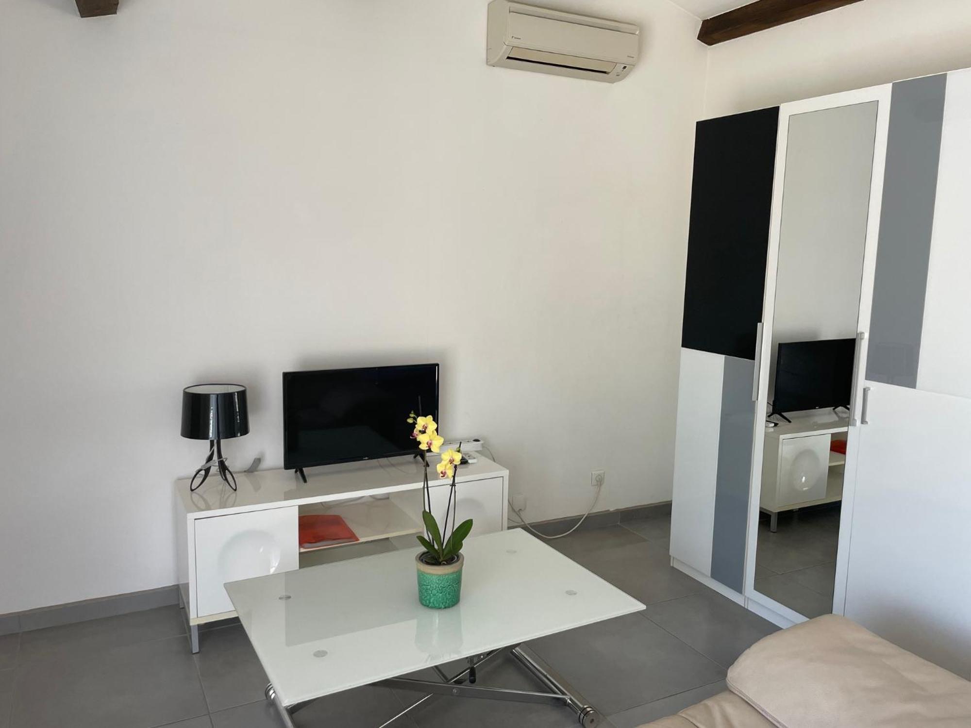 Studio Charmant Avec Terrasse ลองซงโปรวองซ์ ภายนอก รูปภาพ